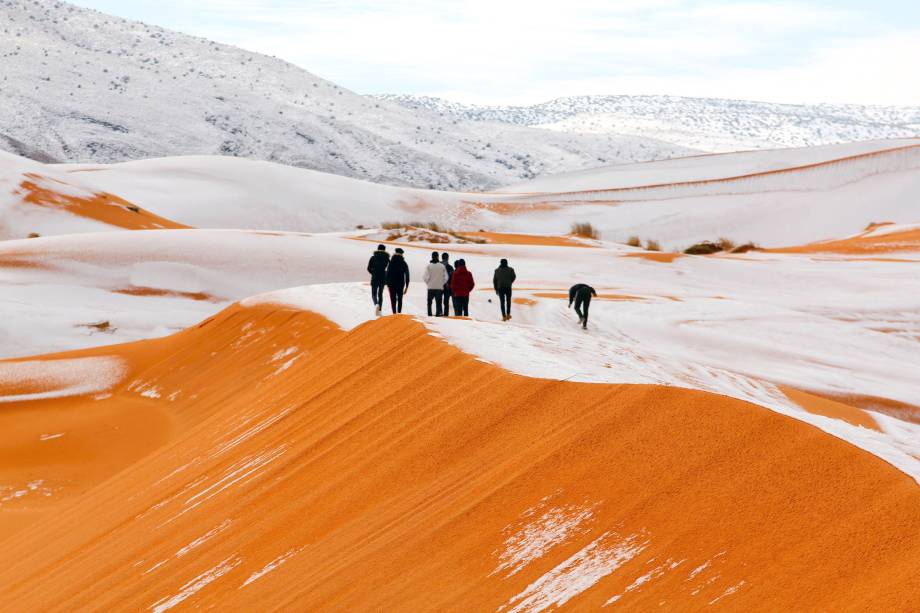 A neve de 40 centímetros de profundidade cobriu a areia na pequena cidade argelina do Deserto do Saara, Ain Sefra, depois de uma tempestade de inverno - 07/01/2018