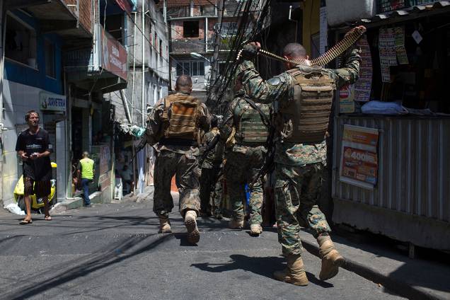 Soldados do BOPE patrulham as ruas da comunidade da Rocinha, no Rio de Janeiro - 25/01/2018 Soldados do BOPE patrulham as ruas da comunidade da Rocinha, no Rio de Janeiro - 25/01/2018