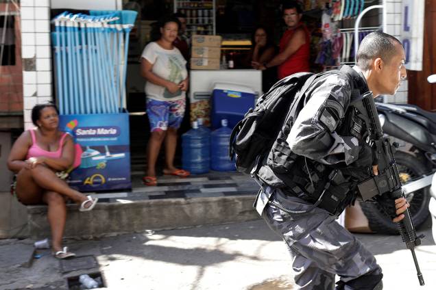 Policial se posiciona durante operação contra traficantes na comunidade da Rocinha, no Rio de Janeiro - 25/01/2018 Policial se posiciona durante operação contra traficantes na comunidade da Rocinha, no Rio de Janeiro - 25/01/2018