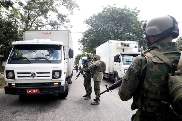 Militares do Exército, da Marinha e Aeronáutica fazem operação de abordagem a veículos em acessos a rodovias federais e em vias expressas do Rio de Janeiro - 25/01/2018 Militares do Exército, da Marinha e Aeronáutica fazem operação de abordagem a veículos em acessos a rodovias federais e em vias expressas do Rio de Janeiro - 25/01/2018