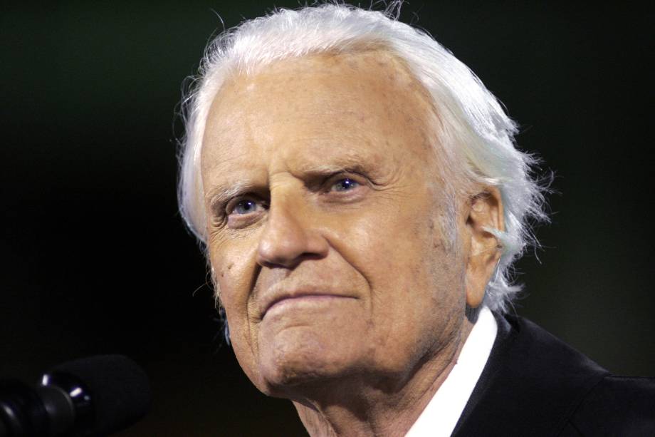 O evangelista Billy Graham fala com a multidão durante uma noite chuvosa no Arrowhead Stadium, em Kansas City, no estado norte-americano do Missouri - 07/10/2004 O evangelista Billy Graham fala com a multidão durante uma noite chuvosa no Arrowhead Stadium, em Kansas City, no estado norte-americano do Missouri - 07/10/2004