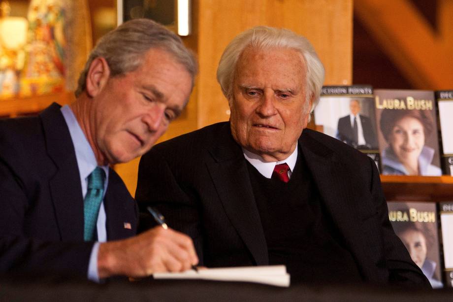 O ex presidente dos Estados Unidos, George W. Bush, autografa uma cópia de seu livro "Pontos de decisão" para Billy Graham, na Biblioteca Billy Graham em Charlotte, no estado da Carolina do Norte - 20/12/2010 O ex presidente dos Estados Unidos, George W. Bush, autografa uma cópia de seu livro "Pontos de decisão" para Billy Graham, na Biblioteca Billy Graham em Charlotte, no estado da Carolina do Norte - 20/12/2010