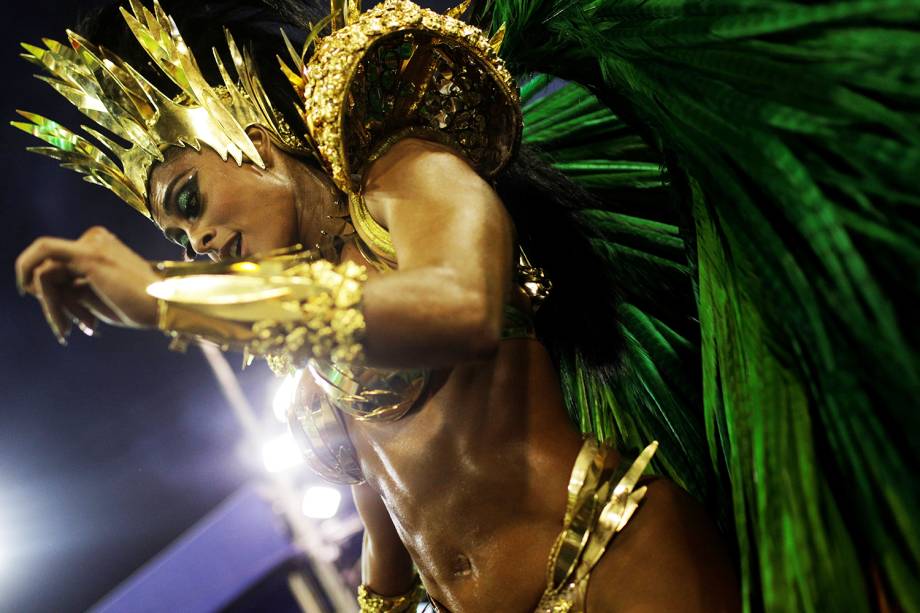 Juliana Paes, rainha da bateria da escola de samba Acadêmicos do Grande Rio, durante desfile na Marquês de Sapucaí - 12/02/2018