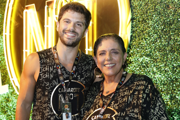 Duda Nagle e Leda Nagle posam para foto em camarote no Sambódromo da Marquês de Sapucaí - 11/02/2018