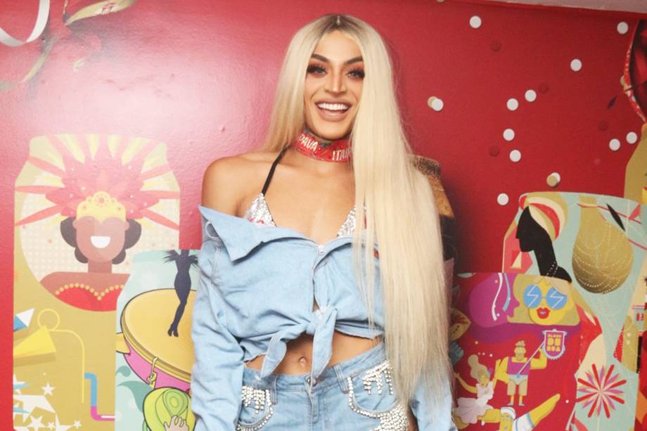 Pabllo Vittar posa para foto em camarote no Sambódromo da Marquês de Sapucaí - 12/02/2018