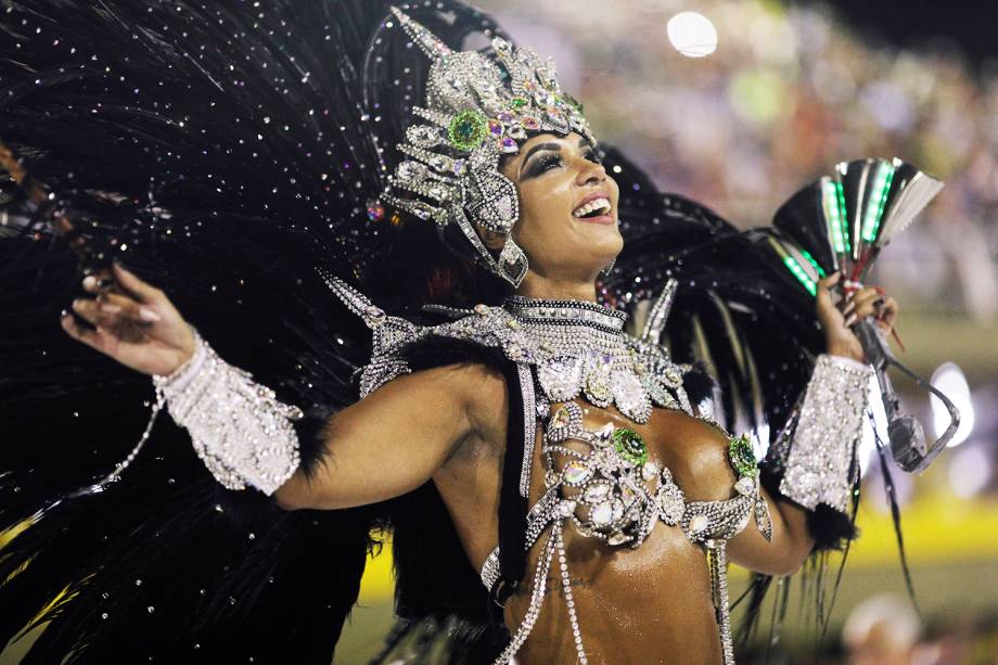 Milena Nogueira, rainha de bateria da Império Serrano, durante desfile no Sambódromo da Marquês de Sapucaí - 11/02/2018