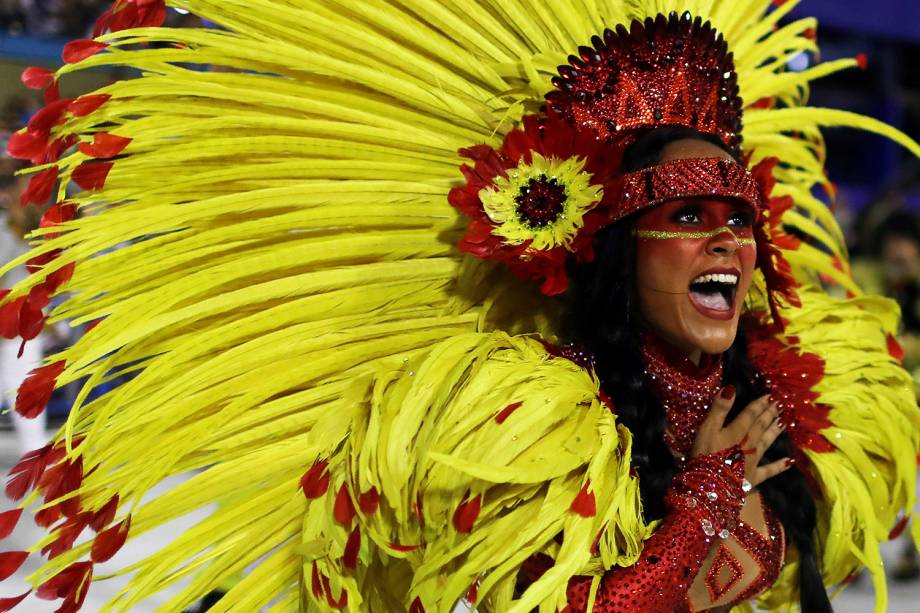 A rainha de bateria da São Clemente, Raphaela Gomes, durante desfile na Marquês de Sapucaí - 11/02/2018