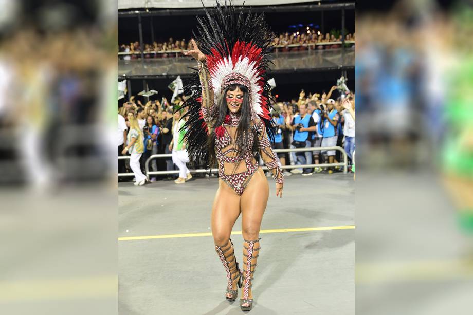 Viviane Araújo, rainha de bateria da Mancha Verde, durante desfile no Sambódromo do Anhembi - 10/02/2018