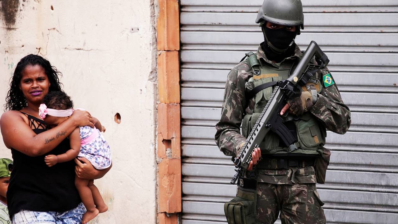 Soldados do Exército realiza patrulha na comunidade da Coreia, no Rio de Janeiro (RJ), durante a intervenção federal no Estado - 27/02/2018
