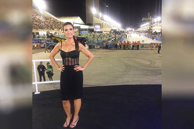 Fátima Bernardes posta nas redes sociais o look usado para a transmissão do Carnaval Fátima Bernardes posta nas redes sociais o look usado para a transmissão do Carnaval
