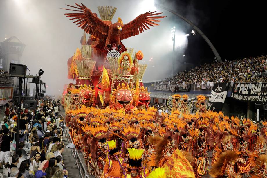 Membros da escola de samba Gaviões da Fiel desfilam durante a segunda noite de carnaval em São Paulo, no Sambódromo do Anhembi - 11/02/2018