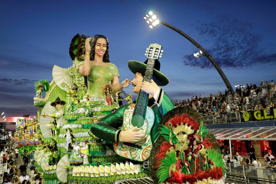 Carro alegórico da escola de samba Unidos de Vila Maria durante o desfile de carnaval em São Paulo, no Sambódromo do Anhembi - 11/02/2018