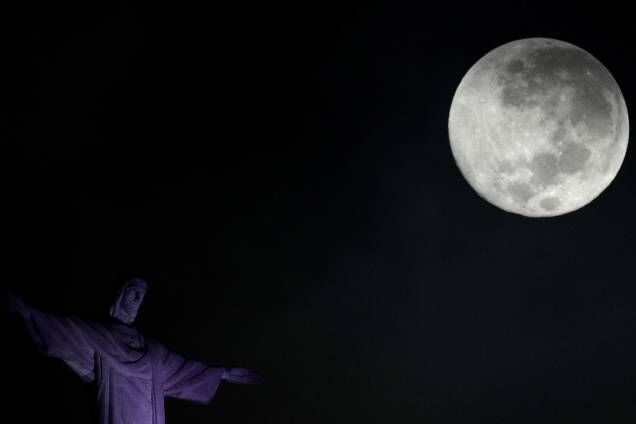 Superlua é vista ao lado do Cristo Redentor no Rio de Janeiro, durante uma mesma noite de fenômenos astrológicos foram observáveis a Superlua Azul e a de Superlua de Sangue - 01/02/2018 Superlua é vista ao lado do Cristo Redentor no Rio de Janeiro, durante uma mesma noite de fenômenos astrológicos foram observáveis a Superlua Azul e a de Superlua de Sangue - 01/02/2018
