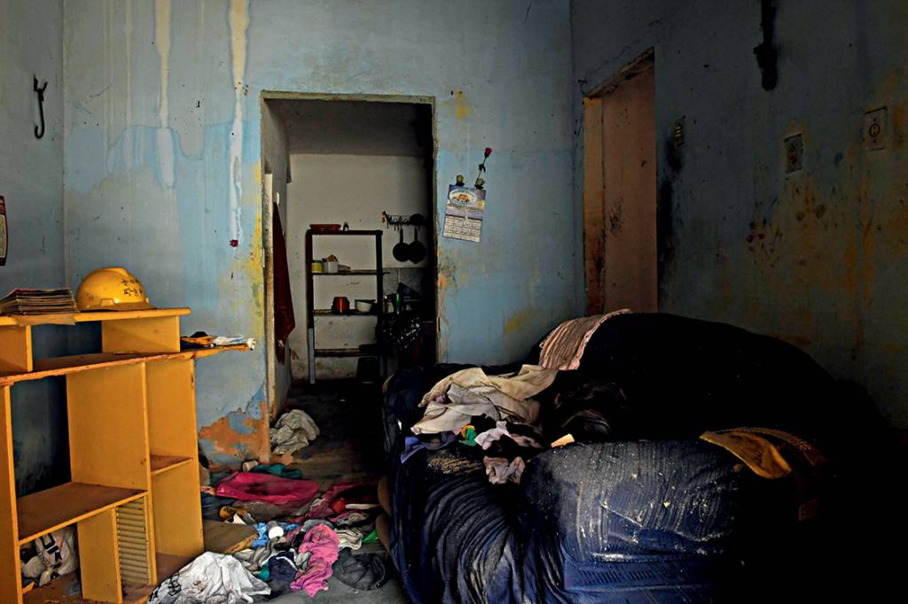 Toque de retirada – Uma entre vinte casas esvaziadas no bairro Passaré, a mando dos GDE, em meados de janeiro: ordens de expulsão nos muros