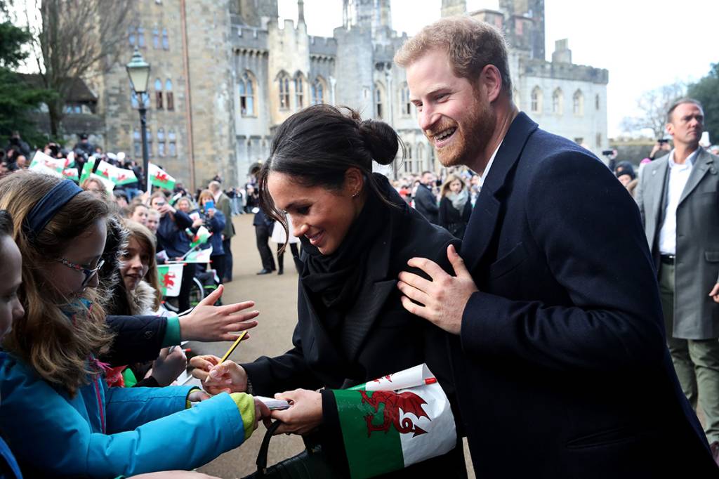 Meghan Markle dá autógrafo para uma fã em Cardiff, País de Gales