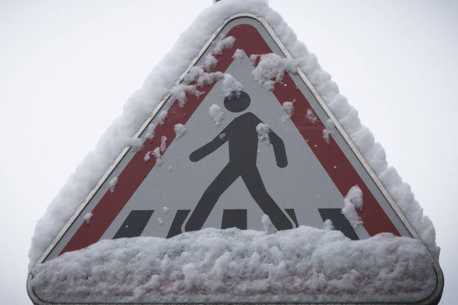 A queda de neve excepcionalmente pesada fez com que centenas de motoristas abandonassem seus carros para dormir em abrigos de emergência durante a noite em Paris na França - 07/02/2018