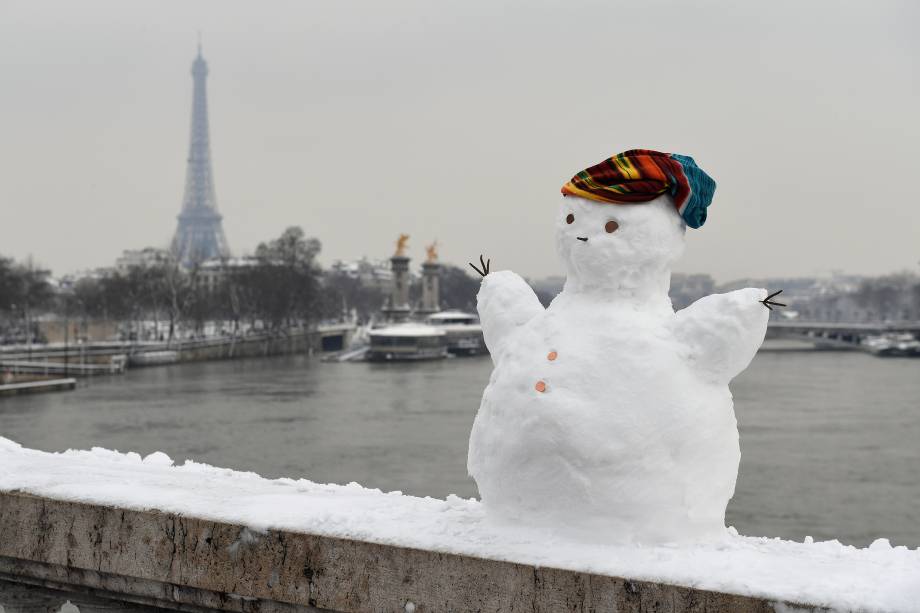 A queda de neve excepcionalmente pesada fez com que centenas de motoristas abandonassem seus carros para dormir em abrigos de emergência durante a noite em Paris na França - 07/02/2018
