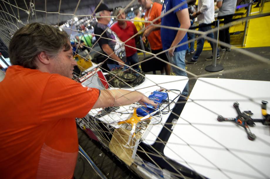 Técnicos preparam equipamento antes de corrida no Campeonato Brasileiro de Drones, na Campus Party 2018