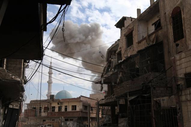 Nuvem de fumaça é vista na sequência de um ataque aéreo das forças do governo sírio à cidade rebelde de Hamouria, na região sitiada de Ghouta Oriental, nos arredores da capital Damasco - 21/02/2018 Nuvem de fumaça é vista na sequência de um ataque aéreo das forças do governo sírio à cidade rebelde de Hamouria, na região sitiada de Ghouta Oriental, nos arredores da capital Damasco - 21/02/2018