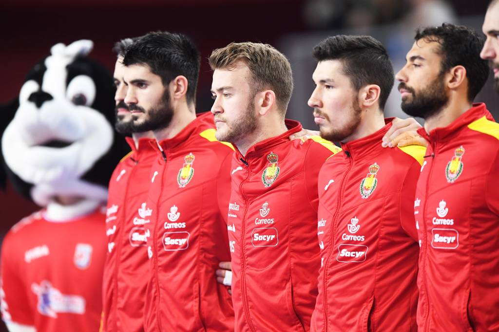 Por que os espanhóis não cantam o hino antes do jogo?