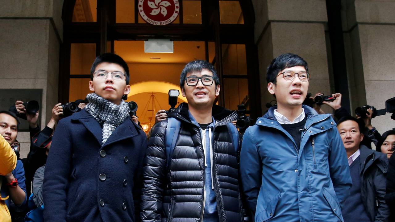 Corte de Hong Kong retira condenações de líderes estudantis pró-democracia