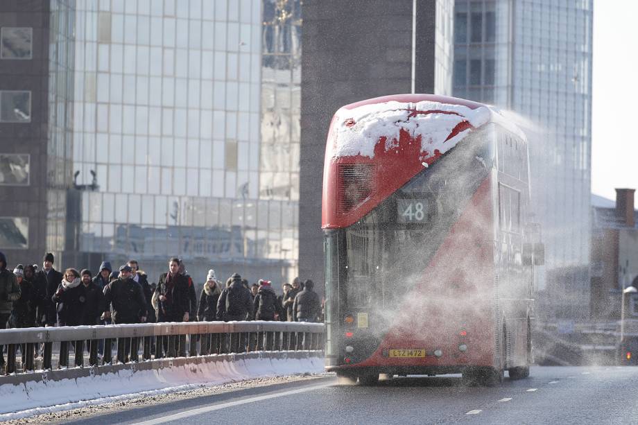 Neve é vista sobre ônibus pedestres atravessam a London Bridge, durante onda de frio que atinge a Europa - 28/02/2018