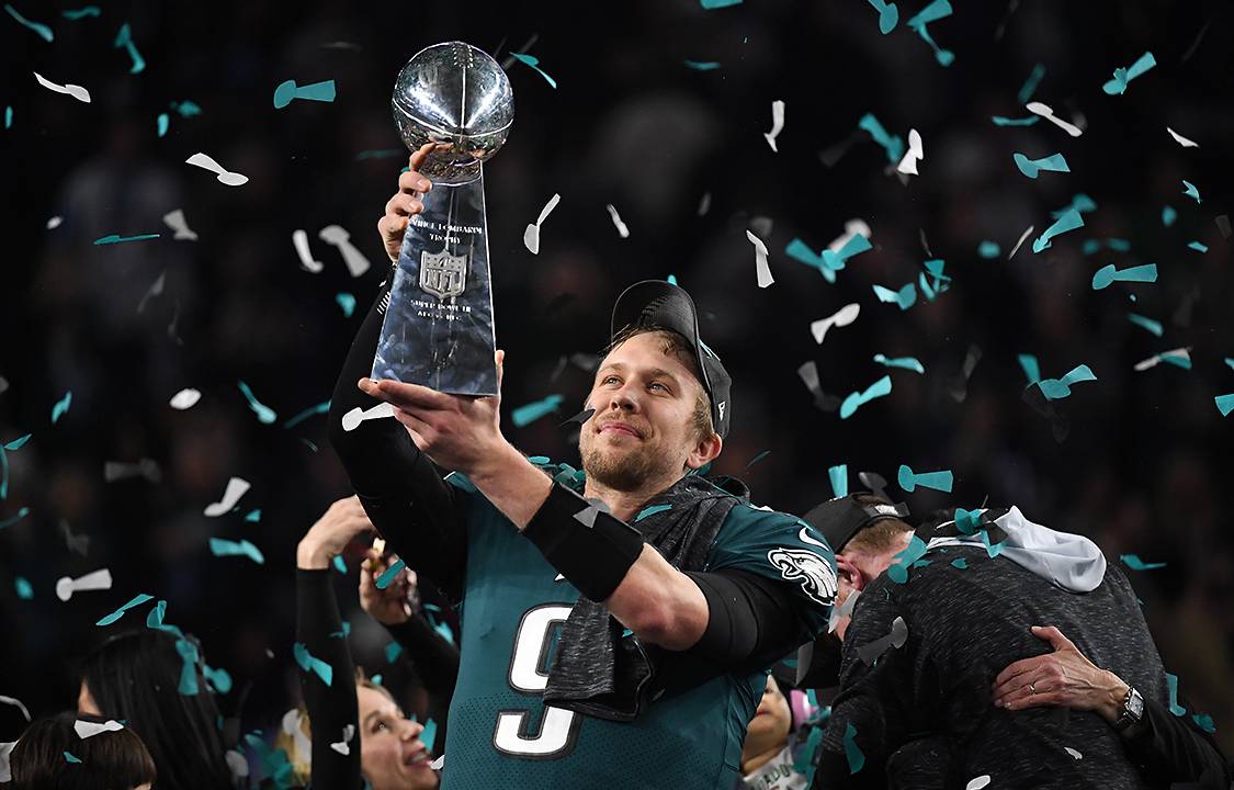 Nick Foles, do Philadelphia Eagles, levanta o troféu Vince Lombardi - 4/2/2018