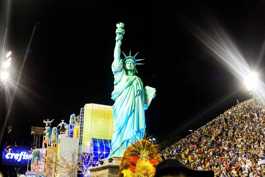 Estátua da Liberdade em carro alegórico da escola de samba Portela, durante desfile na Marques de Sapucaí na cidade do Rio de Janeiro - 13/02/2018