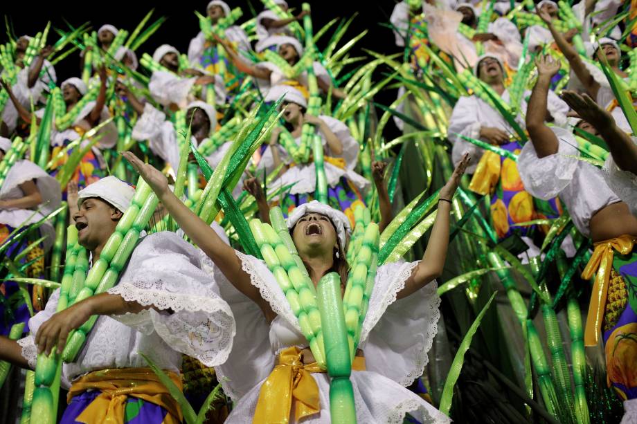 Integrantes da Portela realizam performance durante o desfile do Grupo Especial, na Sapucaí - 12/02/2018