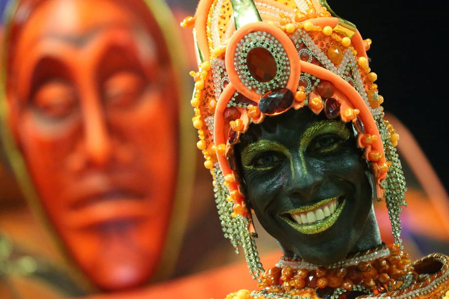 Participante da escola de samba Salgueiro é fotografado durante o desfile do Grupo Especial, no sambódromo do Rio de Janeiro - 13/02/2018