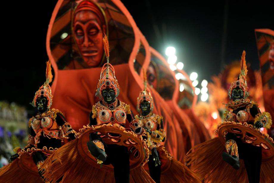 Integrantes realizam performance durante o desfile da escola de samba Salgueiro, na Sapucaí, Rio de Janeiro - 13/02/2018