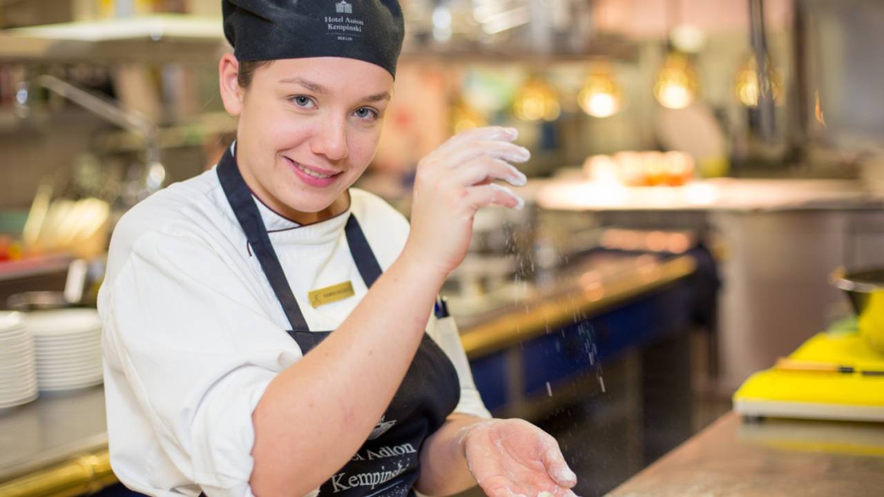 Tainara Aguado, de 24 anos, trabalha no restaurante comandado pelo chef Hendrik Otto
