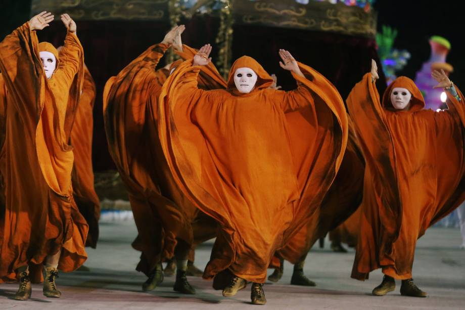 Dançarinos executam performance durante o desfile da Unidos da Tijuca pelo Grupo Especial, no sambódromo do Rio de Janeiro - 12/02/2018