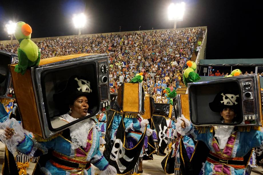 Passistas fantasiadas de TV Pirata homenageiam Miguel Falabella durante o desfile da Unidos da Tijuca, na Marques de Sapucaí - 12/020/2018