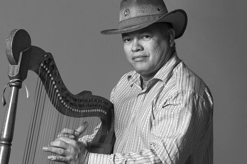 Um povo que acolhe e rejeita