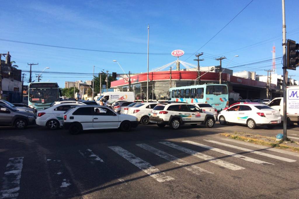Apagão desliga faróis e provoca congestionamento em avenida de Fortaleza, no Ceará