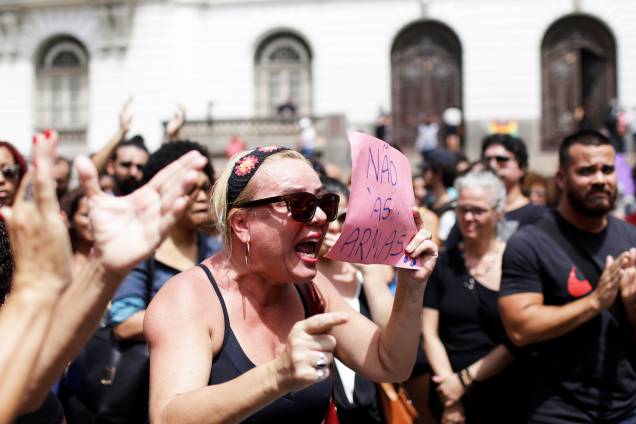 Manifestantes protestam em frente à Câmara Municipal do Rio de Janeiro (RJ), após a vereadora Marielle Franco (PSOL) ser assassinada dentro de veículo - 15/03/2018 Manifestantes protestam em frente à Câmara Municipal do Rio de Janeiro (RJ), após a vereadora Marielle Franco (PSOL) ser assassinada dentro de veículo - 15/03/2018
