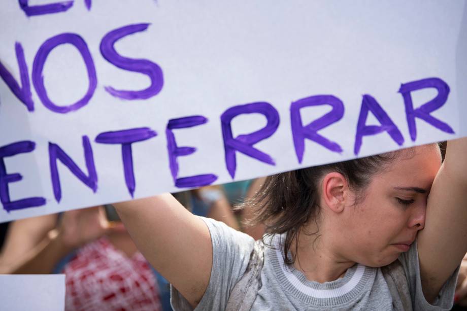 Manifestante chora durante protesto realizado na Câmara Municipal do Rio, em apoio à Marielle Franco (PSOL), morta a tiros dentro de veículo na região central da capital fluminense - 15/03/2018