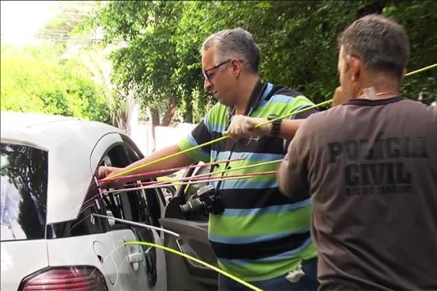 Polícia Civil realiza perícia em veículo onde estava a vereadora Marielle Franco (PSOL-RJ). Varetas foram colocadas em buracos feitos pelas balas - 16/03/2018 Polícia Civil realiza perícia em veículo onde estava a vereadora Marielle Franco (PSOL-RJ). Varetas foram colocadas em buracos feitos pelas balas - 16/03/2018