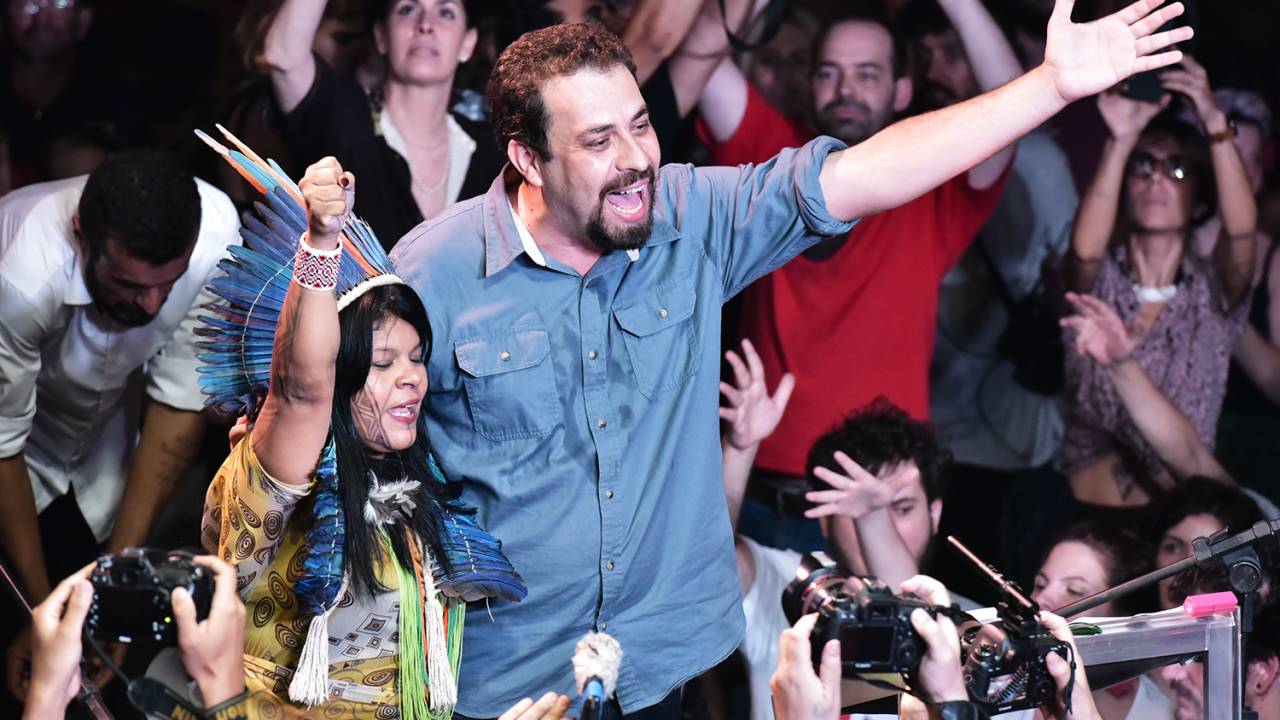 O líder do Movimento dos Trabalhadores Sem-Teto (MTST), Guilherme Boulos, e a líder indígena Sonia Guajajara, realizaram na Casa das Caldeiras, zona oeste de São Paulo, o evento de pré-lançamento de suas candidaturas - 03/03/2018