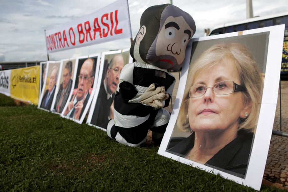 Um homem vestido de Lula com vestes de presidiário durante protesto em Brasilia, DF - 22/03/2018