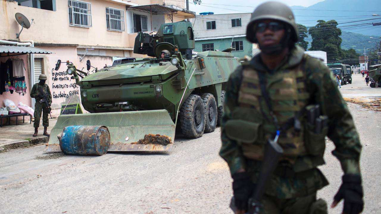 Tanque do Exército retira barricada colocada por traficantes, durante operação na comunidade Vila Kennedy, no Rio de Janeiro (RJ) - 07/03/2018