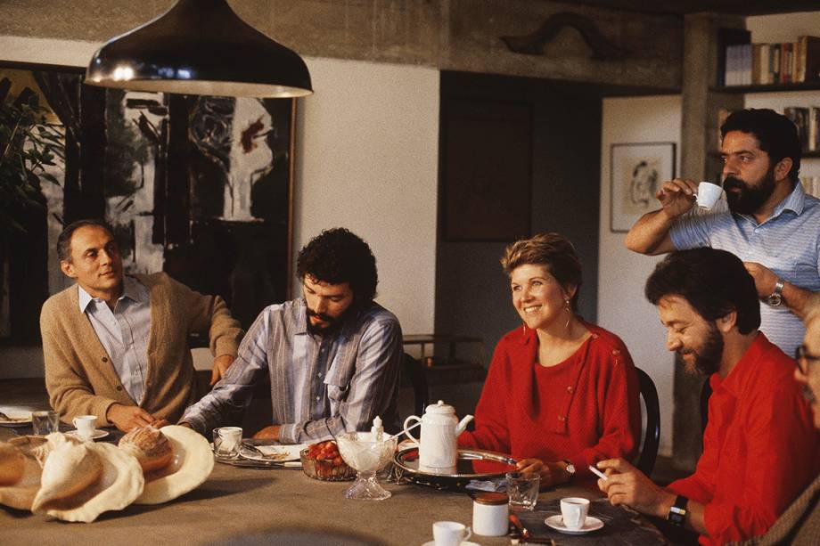 Em 1985, o então candidato à prefeitura de São Paulo, Eduardo Suplicy, o jogador de futebol Sócrates, Marta Matarazzo Suplicy, Lula e Adílson Monteiro Alves, tomam café da manhã juntos. Sócrates e Adílson, sociólogo e mais tarde, diretor de futebol do Corinthians, eram contra a repressão vivida durante a Ditadura e participavam do movimento batizado de Democracia Corinthiana, iniciado no começo dos anos 80, que consistia em participação plena de toda a equipe em decisões sobre o clube.