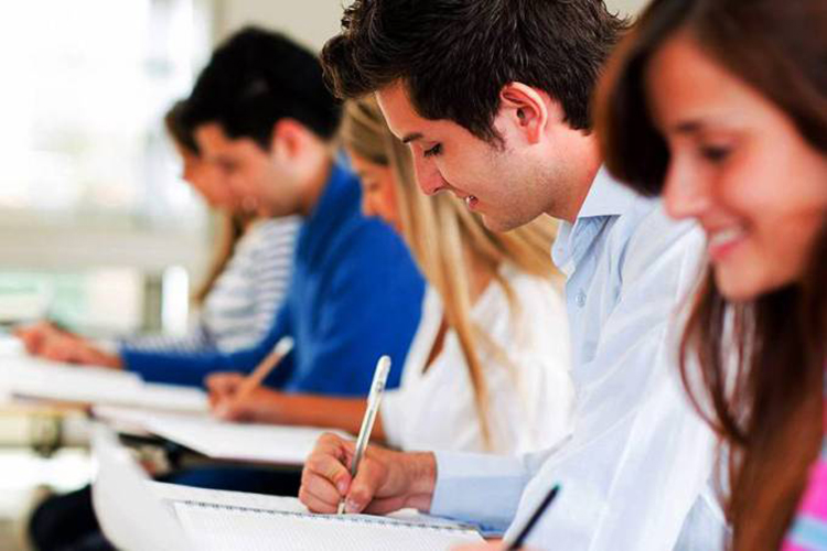 Estudantes em vestibular