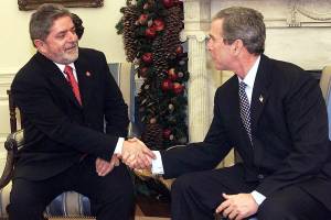Lula e George W.Bush Luiz Inácio Lula da Silva, então presidente da República, cumprimenta George W. Bush, presidente dos EUA, na Sala Oval da Casa Branca - 10/12/2002
