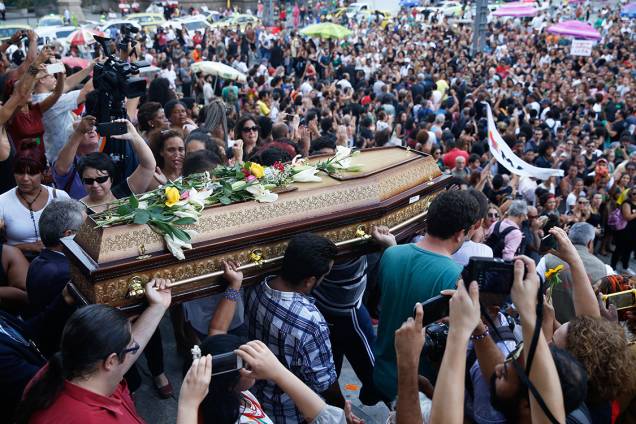 O corpo da vereadora Marielle Franco e do motorista Anderson Gomes deixa Câmara do Rio sob aplausos e pedidos por justiça O corpo da vereadora Marielle Franco e do motorista Anderson Gomes deixa Câmara do Rio sob aplausos e pedidos por justiça