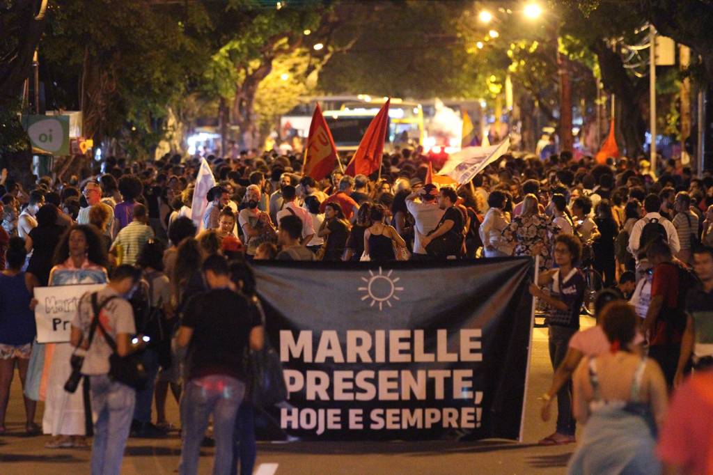 Manifestantes participam de ato ecumênico pela memória da vereadora Marielle Franco, em frente à Câmara de Vereadores de Recife