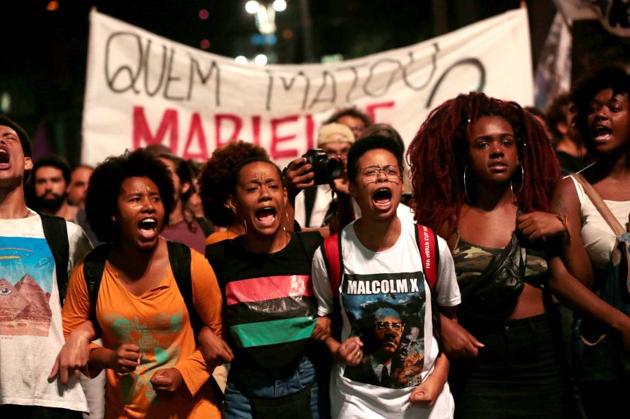 Manifestantes protestam pela morte da vereadora Marielle Franco (PSOL) e do motorista Anderson Gomes, na avenida Paulista, São Paulo - 15/03/2018