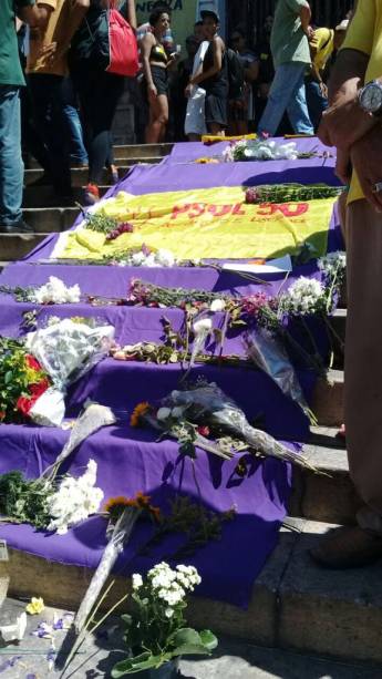 Flores são postas na escada da Câmara de Vereadores do Rio de Janeiro antes do velório de Marielle Franco