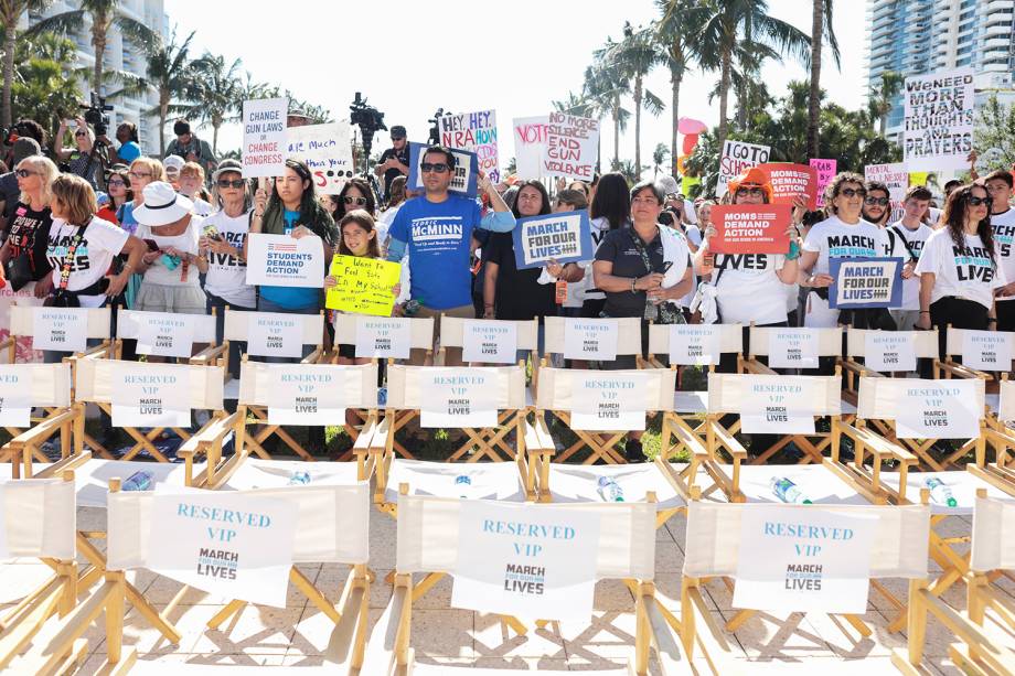 Manifestantes participam de protesto contra armas de fogo, denominado 'March for Our Lives', em Miami - 24/03/2018